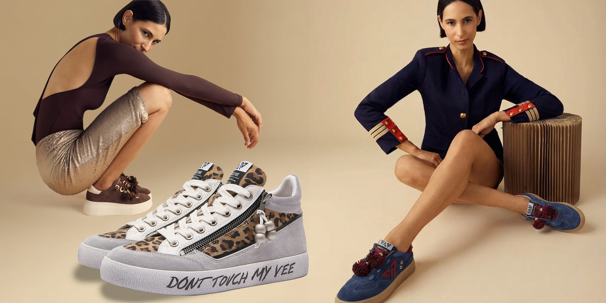 Immagine doppia: una modella a sinistra accovacciata e la stessa modella  destra con le gambe accavallate. Ai piedi delle sneakers con pom pom. In primo pinao al centro della foto un paio di sneakers leopardate.
