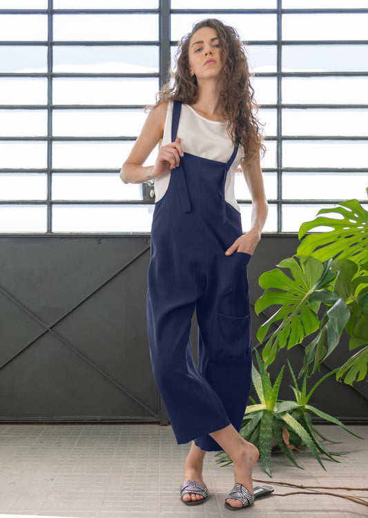 Salopette blu con due grandi tasche sulla gamba sinistra