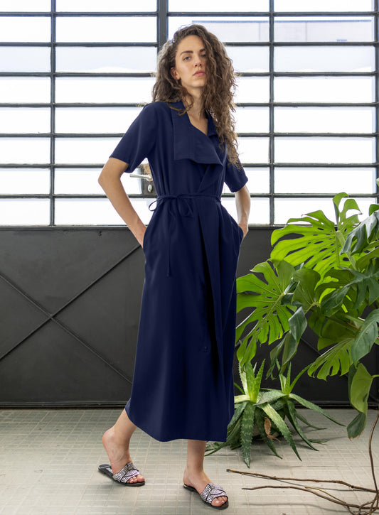 Abito lungo a mezze maniche, cintura sottile in vita ampio collo a revers