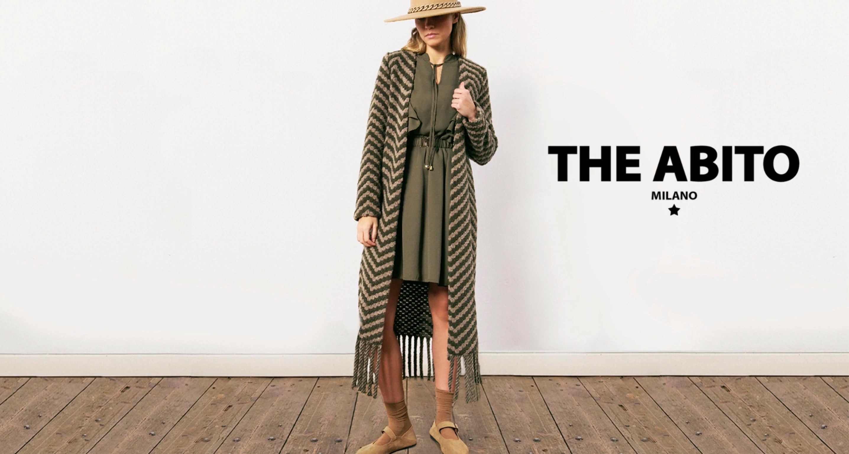Carica il video: Presentazione dei diversi outfit di The Abito con texture e fantasie.
